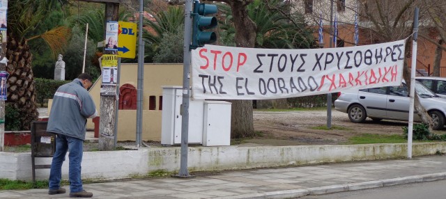 Ierissos, pancarta contra proyecto minero en Calcídica, norte de Grecia